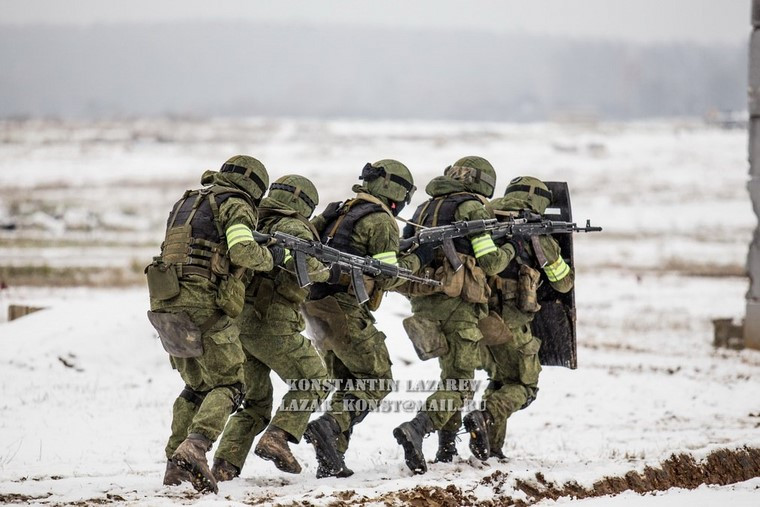 Mỗi bước di chuyển đều hết sức cẩn thận, nép sau tấm chặn đạn. Chỉ cần một sơ suất nhỏ cũng đủ để thương vong.