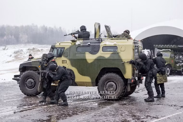 Quá trình tấn công được che chắn bởi xe bọc thép và tấm chắn đạn không chỉ góp phần tiêu diệt mục tiêu hiệu quả mà còn bảo vệ tính mạng cho người lính.