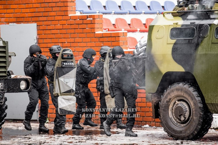 Xe bọc thép GAZ-2330 được trang bị lớp giáp cùng với kính chống đạn và hai lớp bảo vệ kíp chiến đấu khỏi các vũ khí cầm tay loại nhỏ và các mảnh vỡ của pháo.