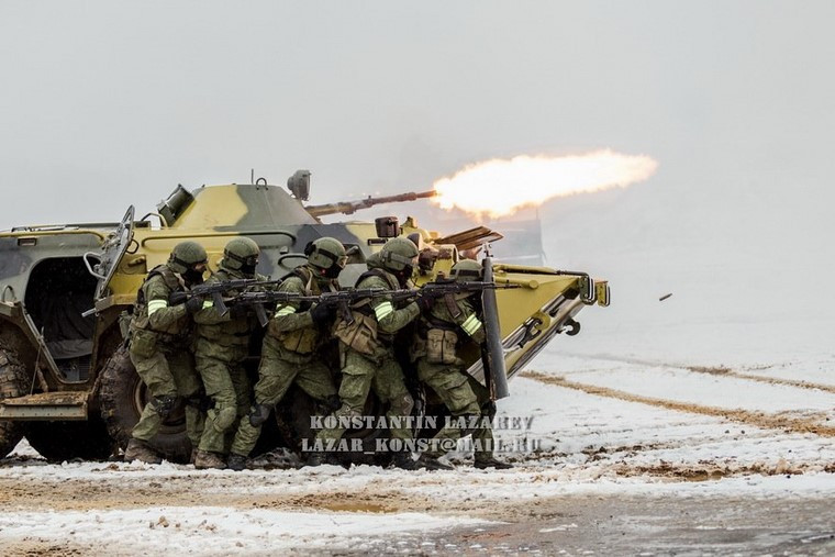 Xả đạn yểm trợ hỏa lực cho các binh sĩ tiến về phía mục tiêu.