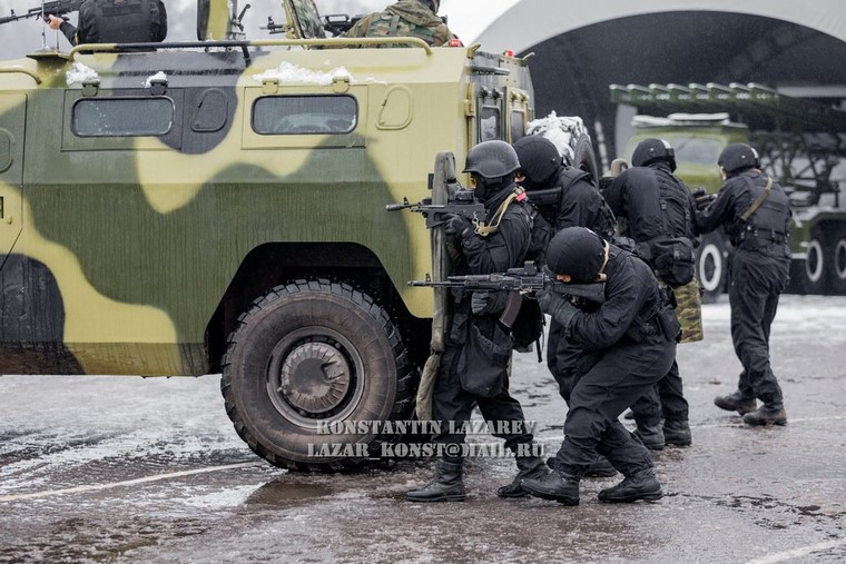 Các binh sĩ đặc nhiệm Vityaz sử dụng rất nhiều loại súng khác nhau, trong đó có cả súng trường AK-74, một phiên bản hiện đại hóa của AK-47.