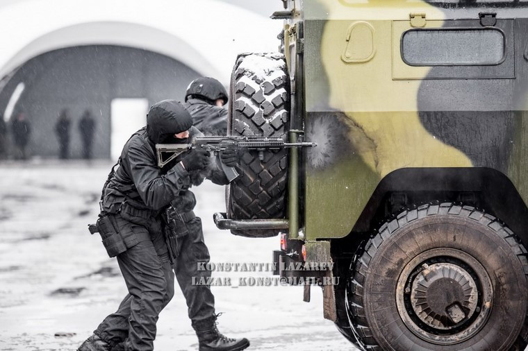 Không chỉ thế trên xe còn trang bị các vũ khí gồm súng máy cỡ 7,62 mm hoặc 12,7 mm cho phép xe tiêu diệt mục tiêu và hỗ trợ hỏa lực cho binh sĩ tiến theo sau.