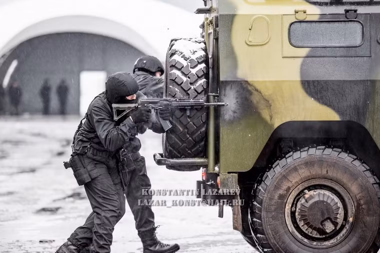 Không chỉ thế trên xe còn trang bị các vũ khí gồm súng máy cỡ 7,62 mm hoặc 12,7 mm cho phép xe tiêu diệt mục tiêu và hỗ trợ hỏa lực cho binh sĩ tiến theo sau.