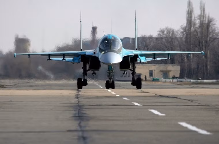 Cường kích Su-34 được thiết kế chủ yếu dành cho các nhiệm vụ chống lại các mục tiêu trên mặt đất lẫn trên biển.