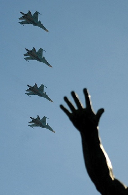 Bên cạnh đó, Su-34 cũng có khả năng mang theo các loại tên lửa không đối không.