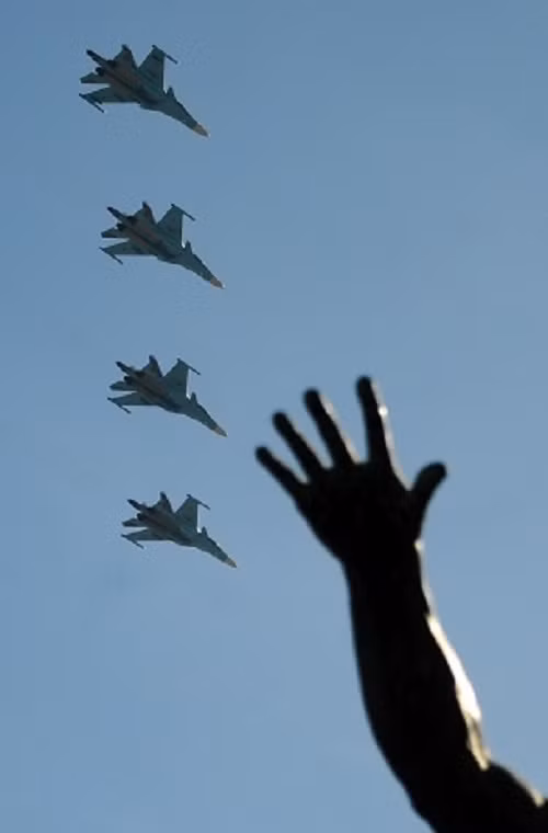 Bên cạnh đó, Su-34 cũng có khả năng mang theo các loại tên lửa không đối không.