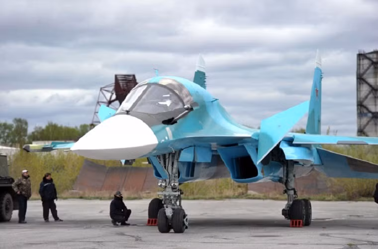 Su-34 là mẫu máy bay cường kích được trang bị hai động cơ phản lực Lyulka AL-31FM1 có công suất 29.762 lbf cho mỗi chiếc với hai chỗ ngồi và được hãng Sukhoi phát triển từ cuối những năm 1980.