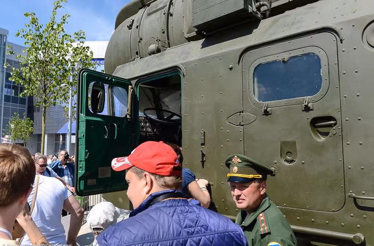 Để duy trì trật tự tại khu vực để trưng bày xe phóng tên lửa này, luôn có một sỹ quan quân đội Nga túc trực tại hiện trường.