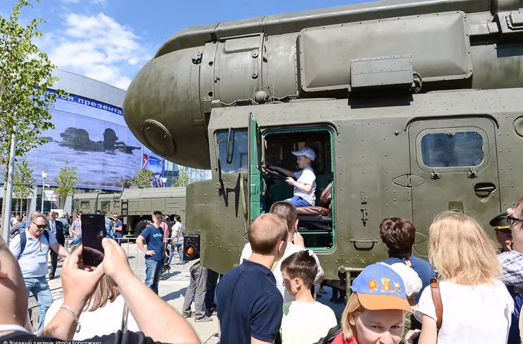 Topol-M là một loại tên lửa đạn đạo chiến lược xuyên lục địa cơ động mạnh nhất trong kho tên lửa ICBM của Nga. Topol-M được trang bị công nghệ dẫn hướng tiên tiến với sự hỗ trợ của hệ thống định vị toàn cầu GLONASS giúp tên lửa có độ chính xác rất cao.