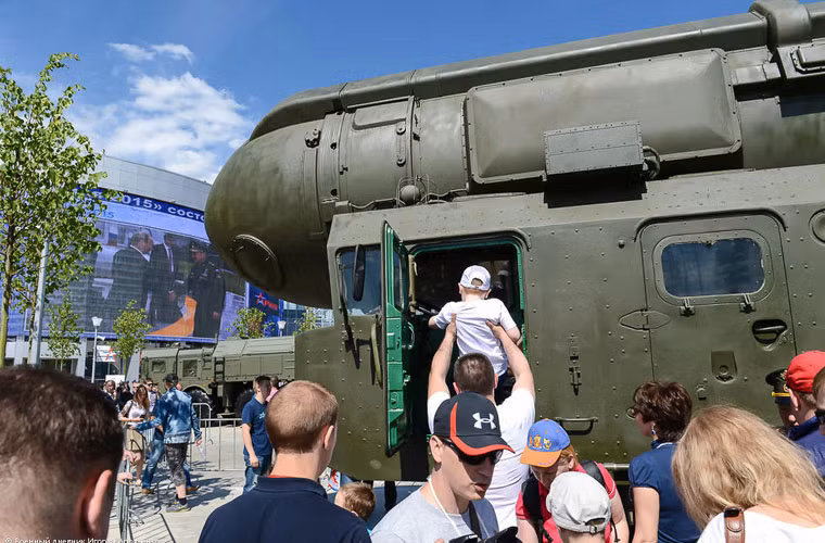 Các bậc phụ huynh Nga cũng tranh thủ đưa con cái của mình lên cabin của bệ phóng tự hành tên lửa đạn đạo Topol-M.