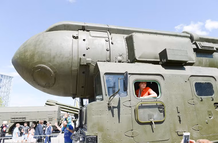 Người dân Nga thi nhau ngồi lên buồng lái của xe phóng tên lửa chiến lược Topol-M để thưởng thức những bức ảnh gần gũi với “cây gậy hạt nhân” này.