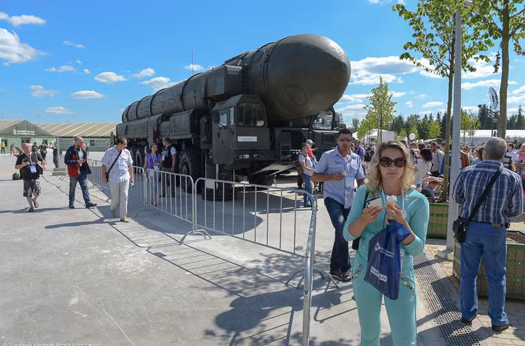 Tầm bắn tối đa của Topol-M đạt 10.500km và sai số vòng tròn đồng tâm tới mục tiêu (CEP) khoảng 200m (tầm bắn của ICBM thực tế không cần quá 12.000km vì đây cũng là độ dài của đường kính trái đất, 12.742km).