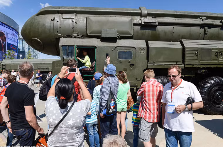 Người dân Nga cũng trang thủ cơ hội có một không hai này chụp những bức ảnh được tận mắt chứng kiến về xe phóng tên lửa xuyên lục địa của Nga để làm kỷ niệm.