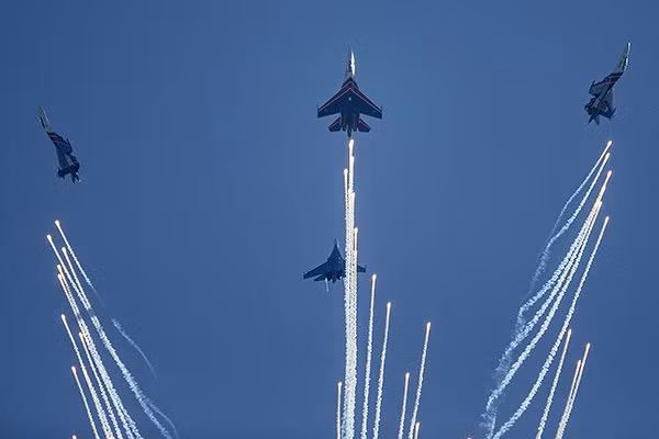 Ngay sau bài phát biểu của Tổng thống Nga Putin là các màn bay biểu diễn của các phi đội chiến đấu cơ Nga.