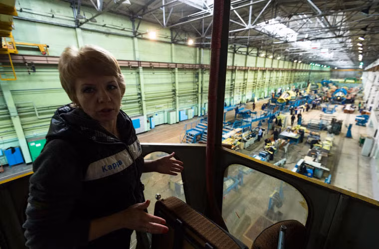 Oksana là một thao tác viên cần cẩu trong nhà máy, bà có vị trí tốt nhất để nhìn toàn bộ nhà xưởng.