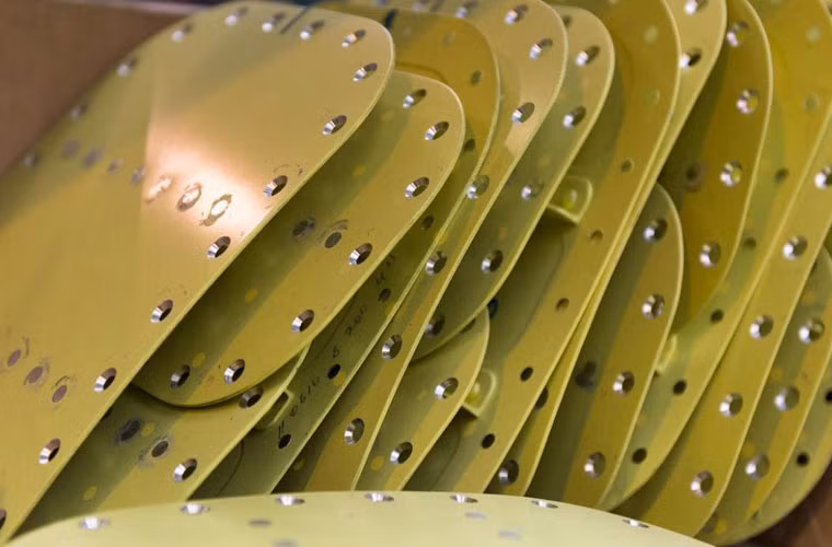 Máy bay chiến đấu Su-34 do nhiều bộ phận linh kiện hợp thành, mỗi linh kiện đều phải trải qua công đoạn sản xuất và kiểm tra nghiêm ngặt. Các tấm bọc ngoài của máy bay đều phải được gia công lỗ trước và xử lý chính xác vị trí của đinh vít.