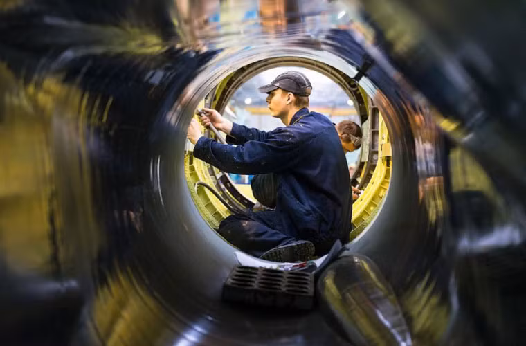 Từ bức ảnh này có thể thấy là Su-34 có kích cỡ lớn cỡ nào - công nhân kĩ thuật có thể ngồi khá thoải mái ngay bên trong cửa hút không khí động cơ.