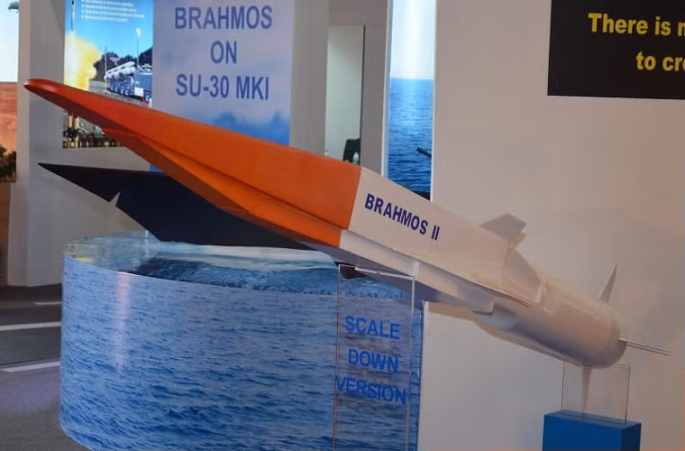 Yu-71 được cho là có vận tốc bay tối đa lên tới 11.000km/h và không thể bị đánh chặn, trong khi các mẫu tên lửa siêu thanh của Mỹ chỉ mang theo các đầu đạn thông thường thì các tên lửa siêu thanh của Nga lại có thể được trang bị cả đầu đạn hạt nhân.