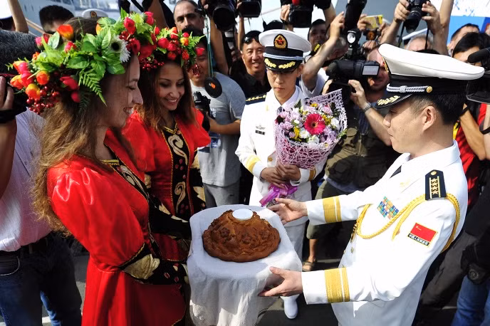 Lực lượng Hải quân Trung Quốc được chào đón tại thành phố cảng Vladivostok, Nga.