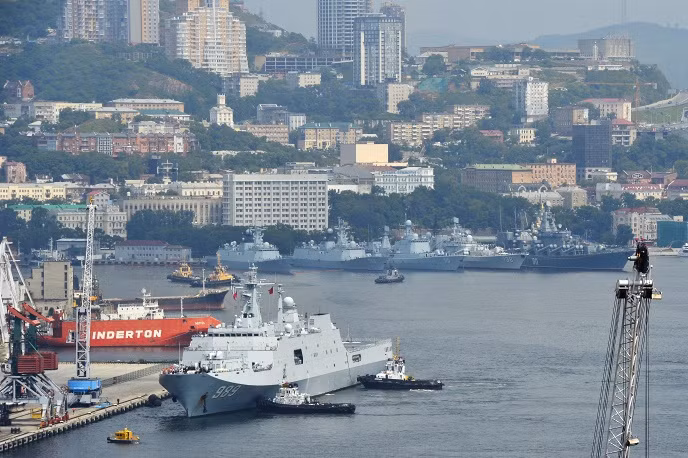 Dự kiến cuộc tập trận lần này sẽ chính thức khởi động vào ngày 27/8 tới. Ảnh: tàu đổ bộ Changbaishan Trung Quốc đã được hộ tống vào neo tại cảng.