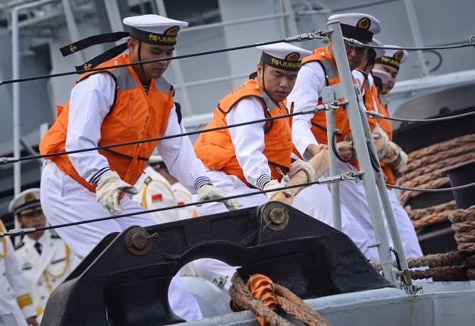 Lính Trung Quốc trên tàu khu trục Taizhou.