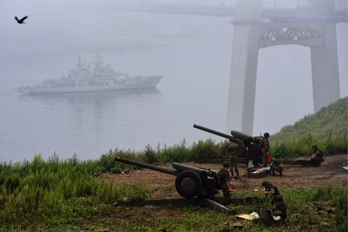 Lính Nga bắn pháo chào mừng tàu chiến Trung Quốc tới tập trận.