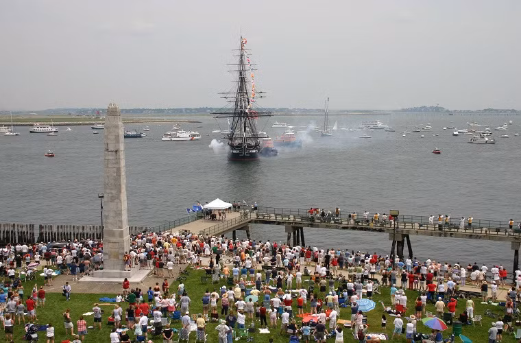 Hình ảnh tàu USS Constitution bắn 21 phát đại bác trong ngày Quốc Khánh Mỹ vào năm 2006 tại thành phố Boston.