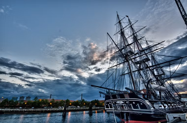 Dù ít khi hoạt động trên biển nhưng USS Constitution vẫn có thủy thủ đoàn gồm 52 người với 6 sĩ quan và lần ra khơi gần đây nhất của nó là vào tháng 10/2014 .