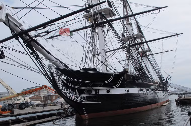  Tàu chiến USS Constitution là một trong sáu thuyền buồm được Mỹ đóng mới dựa theo đạo luật hải quân năm 1794 của nước này và là một trong những lực lượng tàu chiến chủ chốt của Hải quân Mỹ vào thời điểm đó.