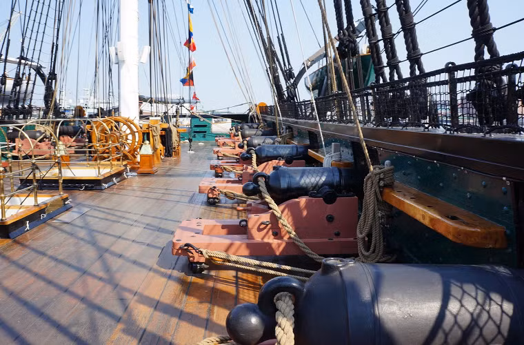 Vào năm 1905, USS Constitution đã suýt trở thành mục tiêu giả định cho một cuộc tập trên biển của Hải quân Mỹ nhưng sau đó nó đã được cứu bởi một cuộc vận động quyên góp diễn ra ở Boston và lan ra khắp nước Mỹ chỉ sau một khoảng thời gian ngắn.