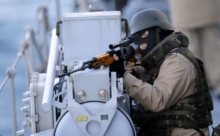 Xạ thủ Hải quân Romania đang ngắm bắn mục tiêu.