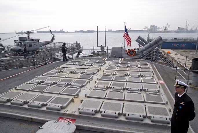 Itar-tass cho biết, có tất cả 6 tàu chiến NATO tham gia tập trận lần này gồm: tàu khu trục USS Vicksburg của Mỹ; tàu hộ vệ tên lửa Turgut Reis của Thổ Nhĩ Kỳ, tàu khu trục Aliseo của Italy; tàu khu trục Frederiction của Canada; tàu khu trục Regina Maria của Romania và tàu tiếp dầu Spessart của Đức. Đây là hình ảnh bệ phóng tên lửa thẳng đứng trên trên tàu khu trục Vicksburg.