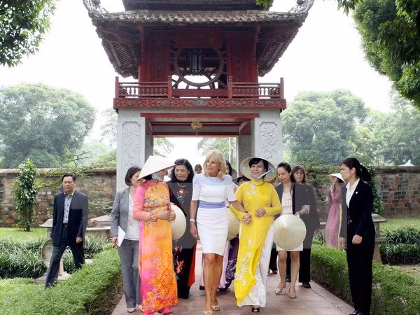 De nhi phu nhan My tham Van Mieu Quoc Tu Giam