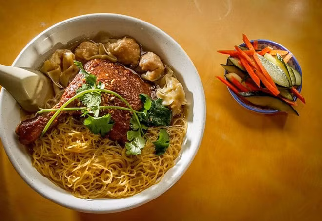 Mì vịt tiềm hấp dẫn thực khách với những sợi mì tươi được làm từ trứng, cải ngọt giòn giòn, thịt vịt thơm ngon, đầy đặn. Ảnh: Sfgate. 