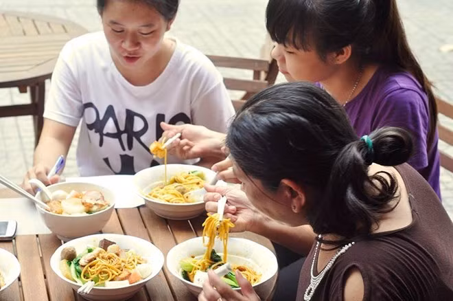 Mì Hong Kong hay mì xe đẩy mới du nhập Sài Gòn vài năm gần đây. Trong món ăn này, thực khách tùy ý phối hợp thành phần, mì, sốt với nhau tạo nên những tô mì có hương vị khác biệt. Ảnh: An Huỳnh. 