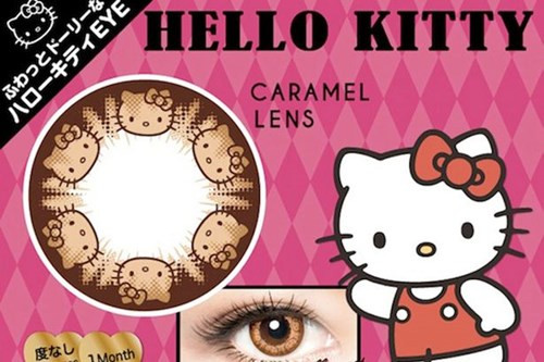 Cô mèo Kitty vẫn luôn được coi là một trong những nhân vật hoạt hình được ưa chuộng nhất Nhật Bản. Hình ảnh cô mèo này vẫn thường xuất hiện trên các vật dụng của người Nhật, trong đó cả kính áp tròng.