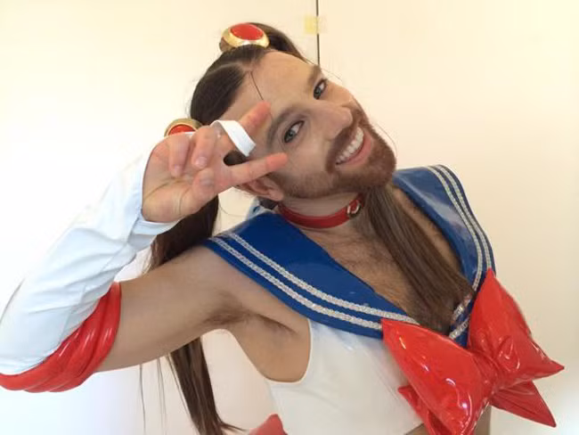 Ở Nhật, anh thu hút hàng fan hâm mộ. Anh có 36.000 người theo dõi trên Facebook và 75.000 người hâm mộ trên Twitter. 