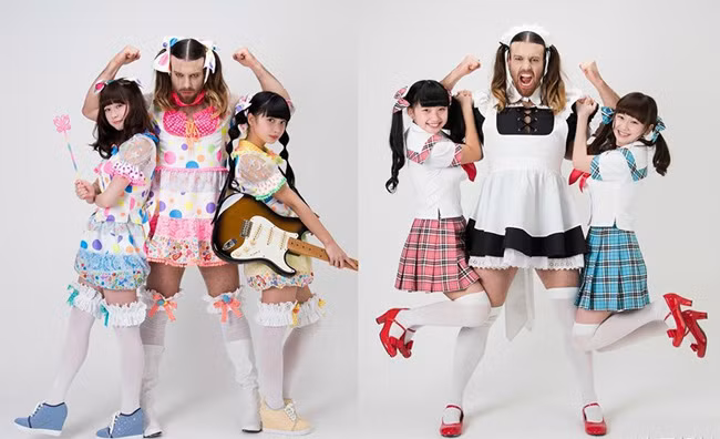 Anh trình diễn các bản cover nhạc pop tiếng Quảng Đông và mặc những bộ váy ngắn, khoe cơ thể vẫn nam tính.