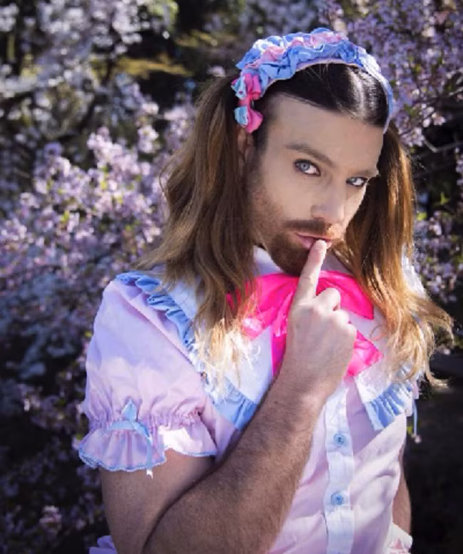 Cử chỉ điệu bộ của chàng trai người Úc ra dáng một "tiểu thư". Từ một hoạt náo viên, anh trở thành nhân vật nổi tiếng trên mạng vì ý tưởng điên rồ của mình.