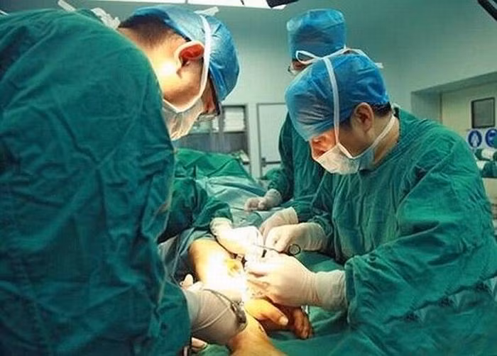 Sau đó, các bác sỹ đã tiến hành phẫu thuật gắn lại bàn tay vào cánh tay anh Zhou. Ca phẫu thuật kéo dài 10 tiếng đồng hồ.