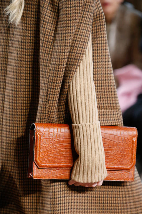 Lạ mắt nhất là kiểu túi xách vuông vức được thiết kế như chiếc vali thu nhỏ, đủ chỗ cho các cô gái đựng nhiều thứ linh tinh.