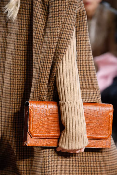 Lạ mắt nhất là kiểu túi xách vuông vức được thiết kế như chiếc vali thu nhỏ, đủ chỗ cho các cô gái đựng nhiều thứ linh tinh.