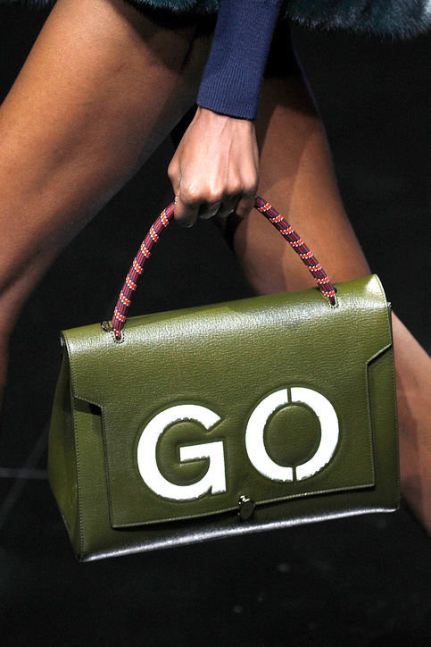 Màu da bò, màu đỏ sẫm, màu đen, màu cà phê sữa vẫn là những màu được ưa chuộng cho những chiếc túi xách da vì dễ phối màu với trang phục.