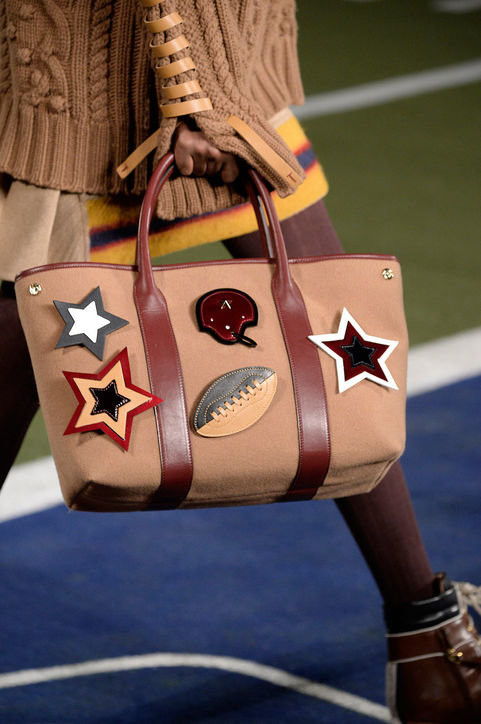 Ngoài các mặt da mang họa tiết tự nhiên cổ điển như da cá sấu, da trăn, da đà điểu, nhiều kiểu dáng túi xách mùa thu năm nay mang những họa tiết hoặc chi tiết trang trí rất trẻ trung như hình ngôi sao, trái tim, bông hoa, lông thú, tua rua, sọc màu...