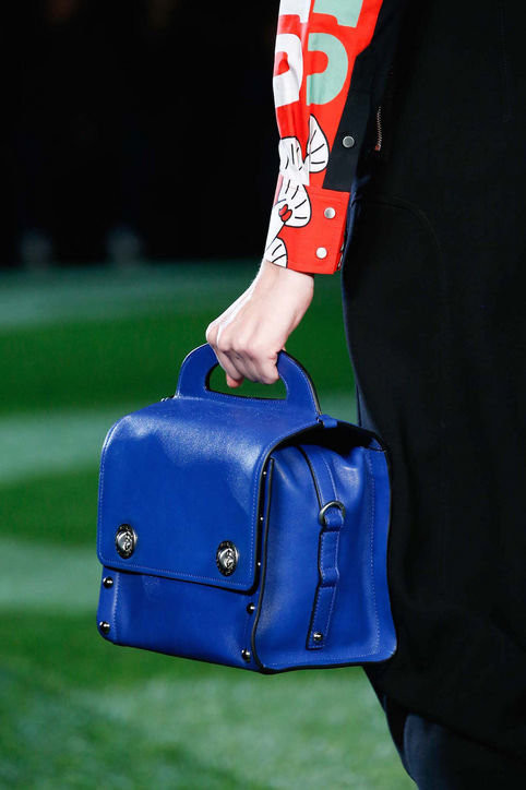 Túi xách quai dài cũng có dạng túi vuông nhỏ nhắn cỡ bàn tay hoặc túi to bản mình mỏng đủ đựng vừa chiếc laptop làm duyên. Một thiết kế khá lạ mắt khác là dạng ví cầm tay lớn với phần quai ngang nắp túi để xỏ bàn tay vào giữ chắc chiếc ví.