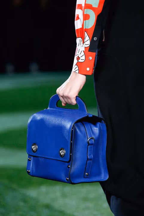 Túi xách quai dài cũng có dạng túi vuông nhỏ nhắn cỡ bàn tay hoặc túi to bản mình mỏng đủ đựng vừa chiếc laptop làm duyên. Một thiết kế khá lạ mắt khác là dạng ví cầm tay lớn với phần quai ngang nắp túi để xỏ bàn tay vào giữ chắc chiếc ví.