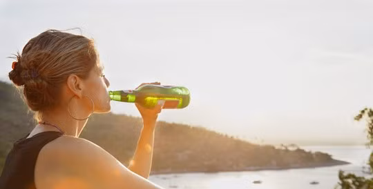 Bên cạnh đó, rượu bia làm nhụt chí, khiến bạn không muốn tiếp tục ăn kiêng, Dawn Jackson Blatner, phát ngôn viên Hiệp hội Dinh dưỡng Mỹ, cho hay. Khắc phục: Thử ngưng uống bia, rượu trong 1 tuần và kiểm tra trọng lượng để xem hiệu quả. Nếu vẫn bỏ không được, bạn nên chọn các loại rượu vang hoặc bia low-carb.