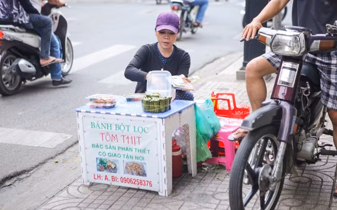 Hàng bánh bột lọc của mẹ Công Quốc nằm tại một ngã tư gần trường Minh Đạo (quận 5). Nhiều lúc cậu xin đứng bán hàng phụ mẹ nhưng gia đình nam thí sinh muốn con tập trung học tập. 