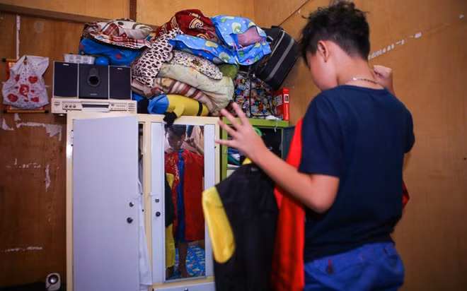 Công Quốc thích thú khoe 3 bộ áo dài được mẹ may mặc đi diễn. Trong một lần tham gia cuộc thi Bạn có thực tài và thắng 2 vòng liên tiếp, em nhận được số tiền thưởng 20 triệu đồng. Tuy nhiên, em không đòi mua quà mà gửi ba trả khoản nợ của gia đình trước đó.