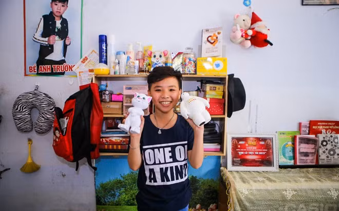 Hai món quà được huấn luyện viên Cẩm Ly và Dương Khắc Linh tặng trong vòng Giấu mặt được cậu bé đặt cẩn thận trên kệ sách. Ngay phía dưới là góc học tập của Công Quốc khá đơn giản.